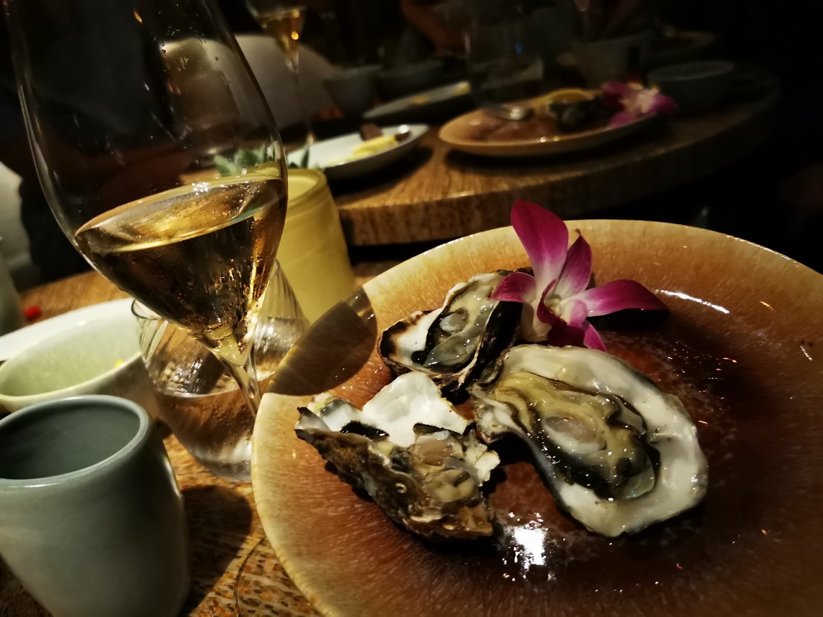 MO Bar oysters ruinart
